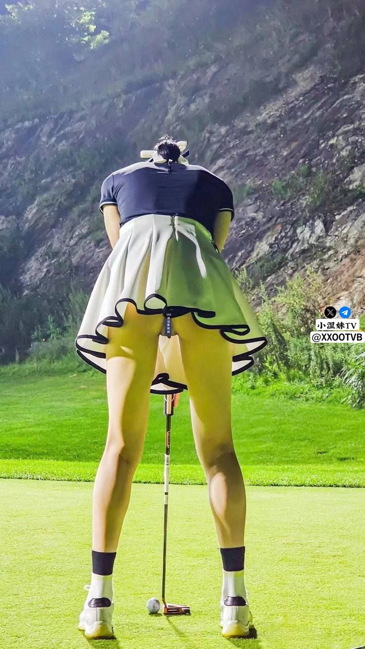大胆情侣电影院看电影时中途出来到洗手间啪啪,干的美女淫叫不止说：你快点